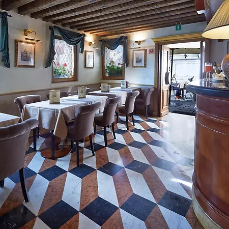 호텔 안티케 피겨 3*