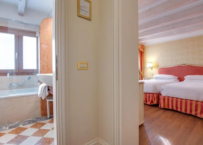 Hotel Antiche Figure 3*