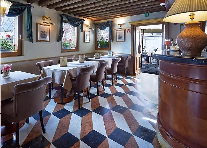 Hotel Antiche Figure 3*