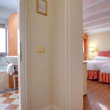 Hotel Antiche Figure 3*