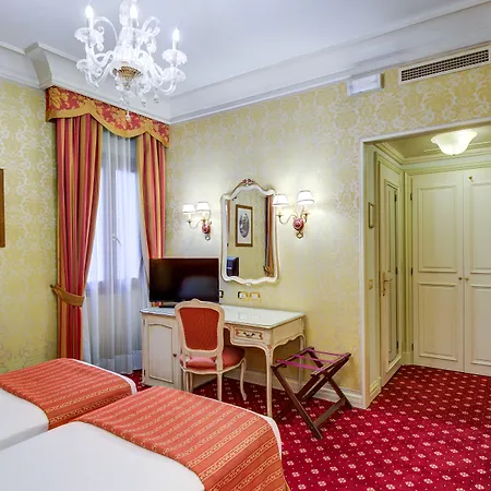 Hotel Antiche Figure 3*